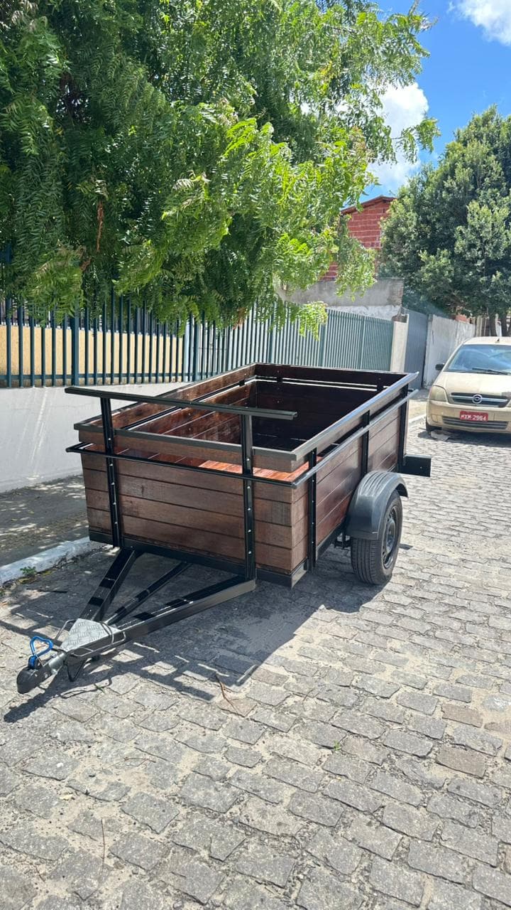 Carretinha com caçamba de madeira escura e chassi preto